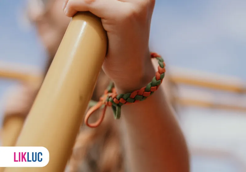Pulseira trançada em tons de verde e laranja Repelik