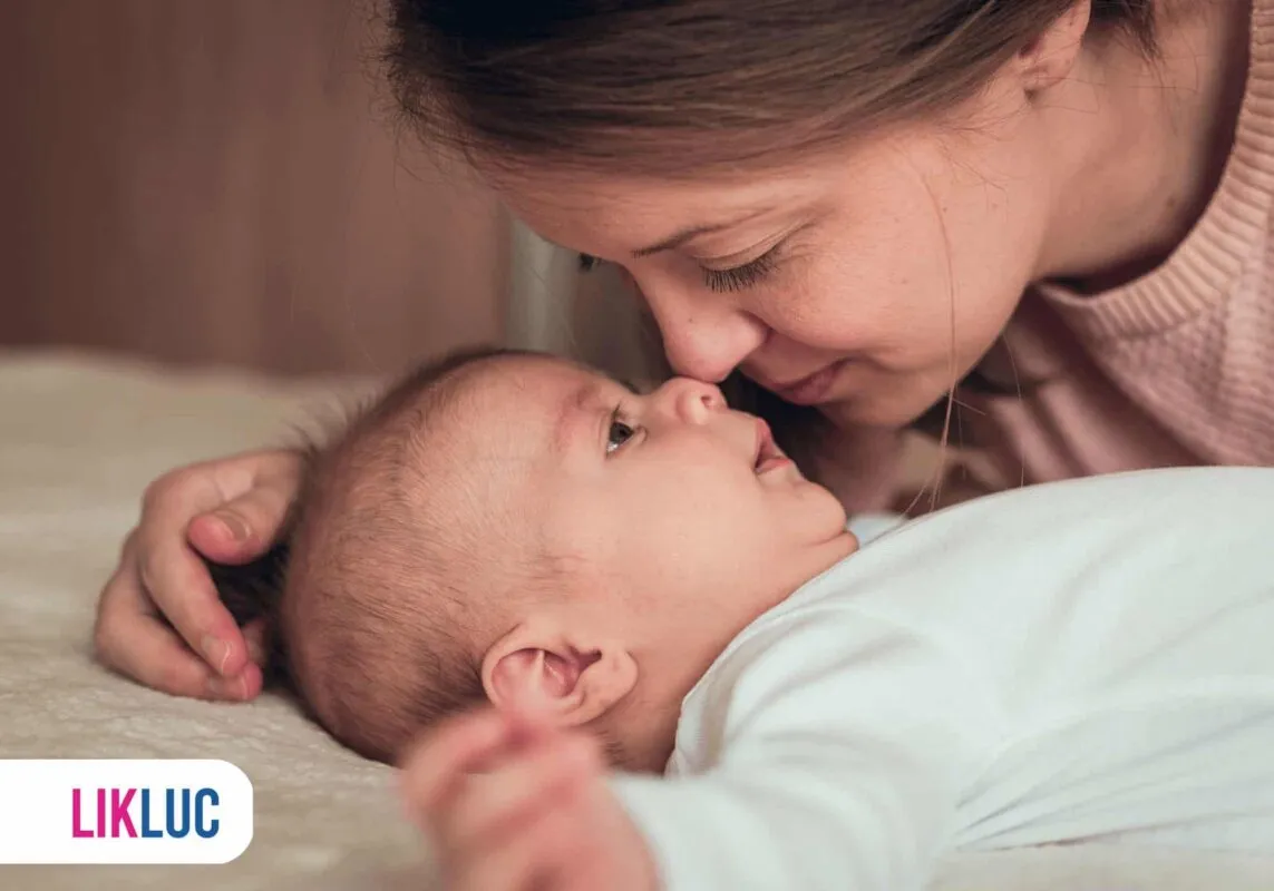Mamãe escutando se o seu bebê que está respirando pela boca