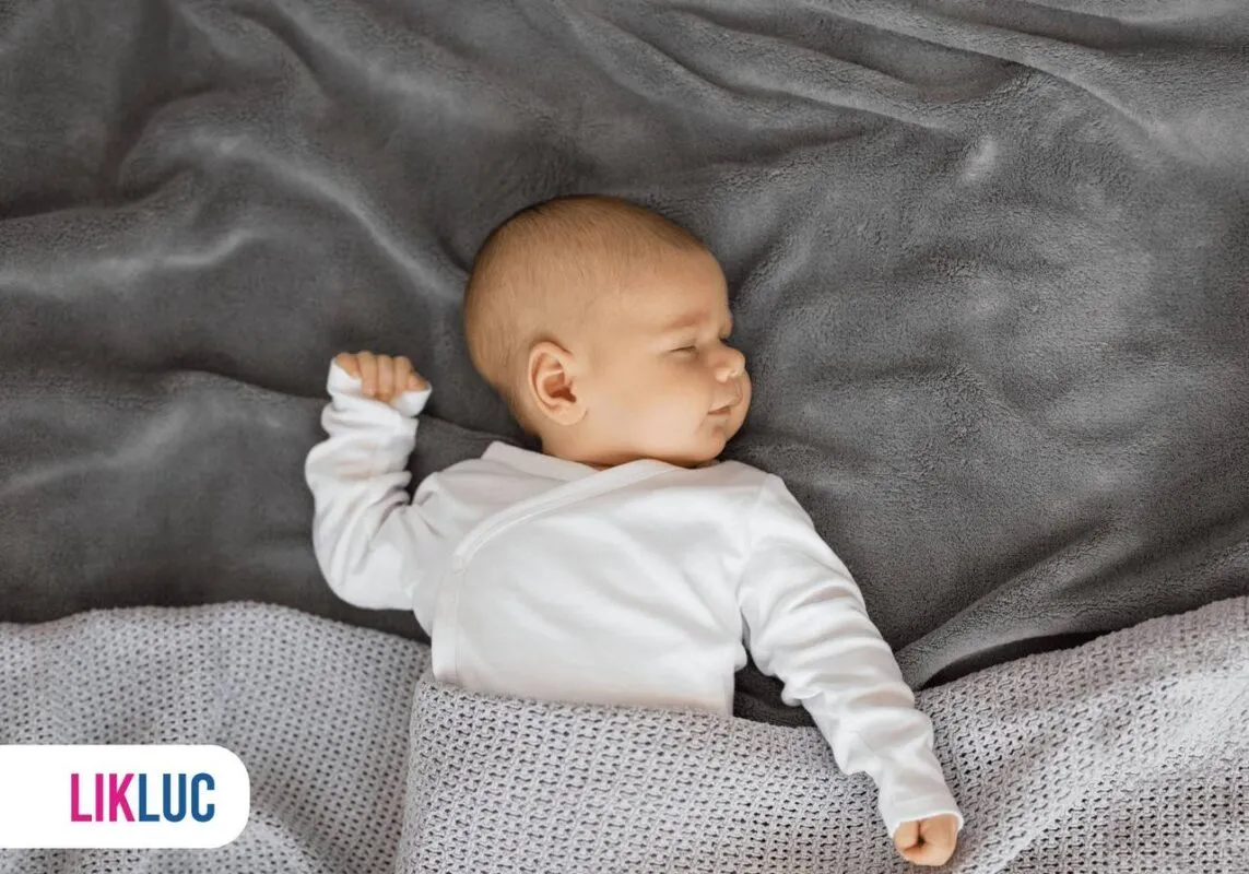 Bebê dormindo com sua cobertinha