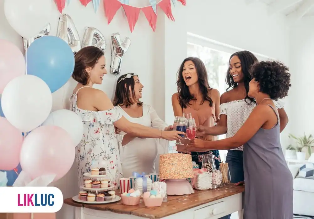 Amigas se divertindo no chá de bebe