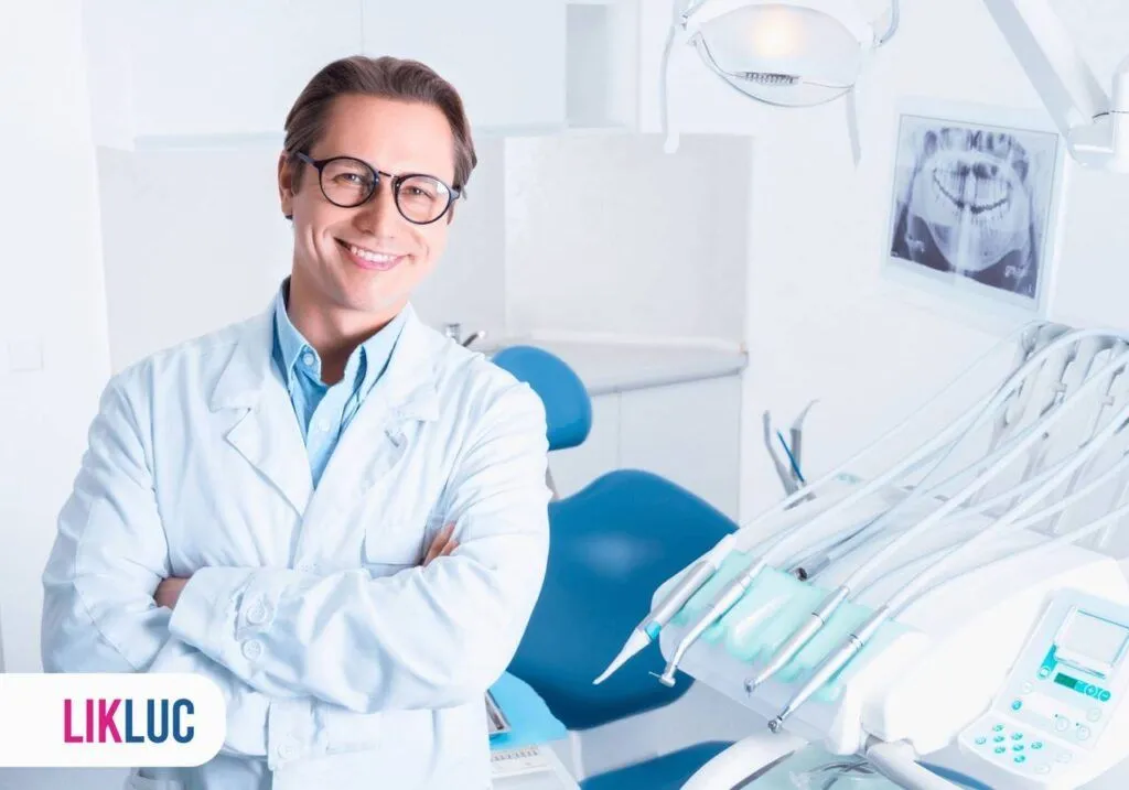 Dentista em seu consultório sorrindo