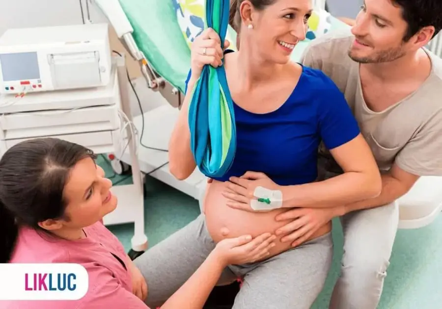 Doula orientando o casal durante o parto humanizado
