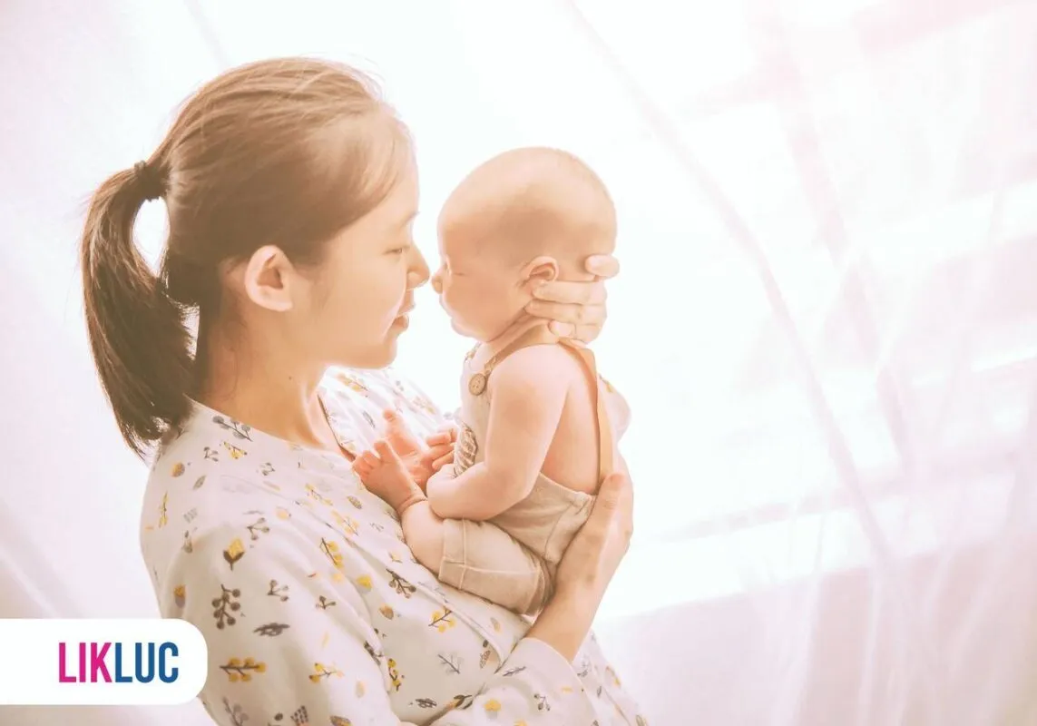 Mamãe com o seu bebê recém-nascido com rosto no rosto