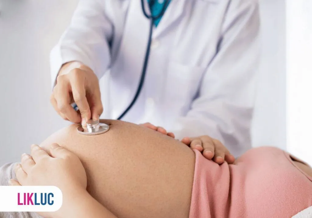 Médico examinando a gestante e seu bebê