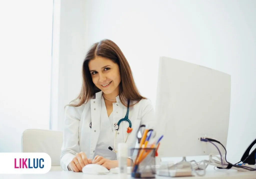 Pediatra em seu consultório