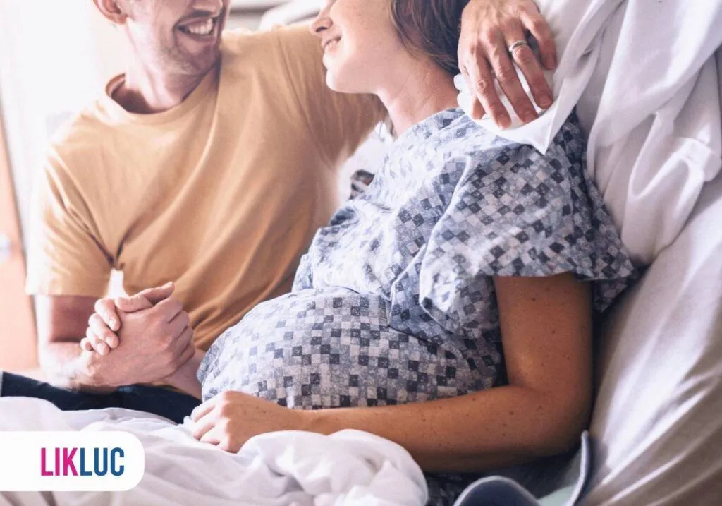 Casal segurando as mãos e sorrindo em uma cama