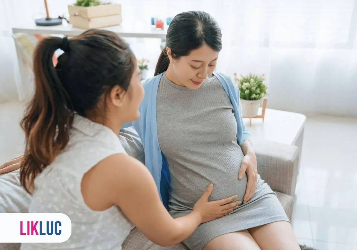 Doula orientando a gestante durante o parto humanizado
