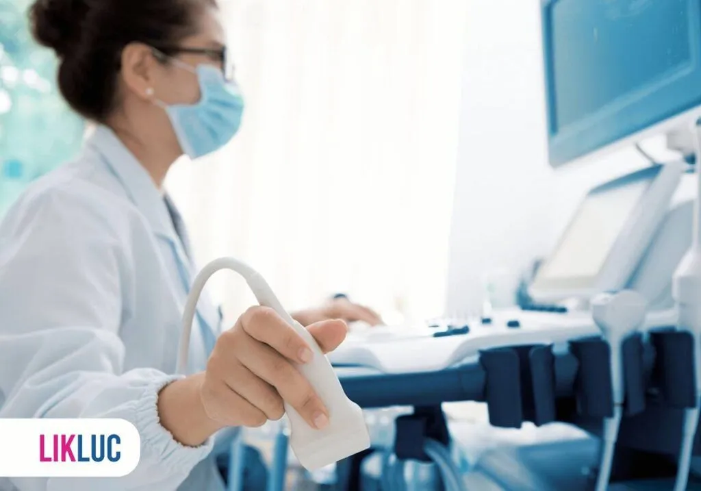 Médica mexendo em um equipamento de fazer ultrassom 