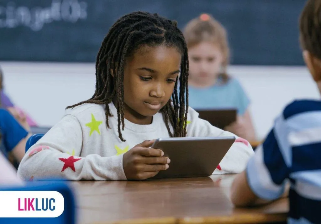 Criança utilizando um tablet para estudar