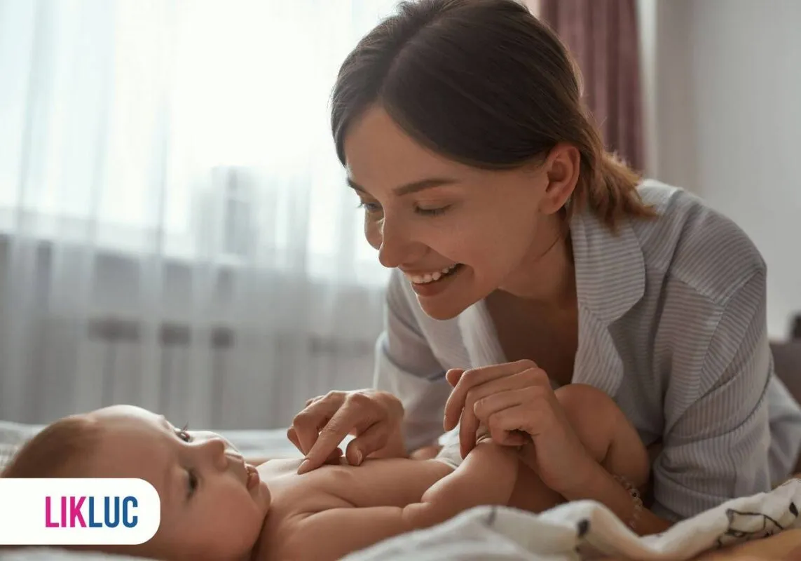 Mãe sorrindo com o seu bebê