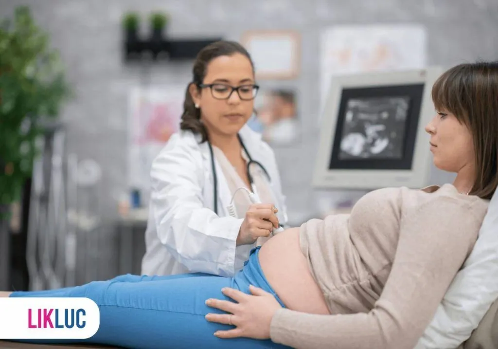 Médica realizando um ultrassom em uma gestante