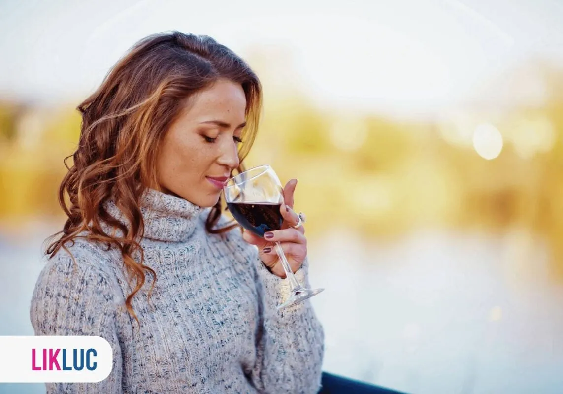 Mulher com taça de vinho