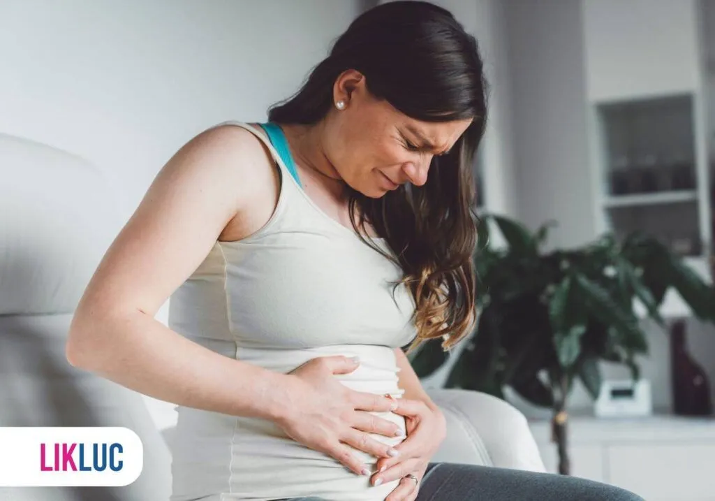 Gestante com dores na barriga