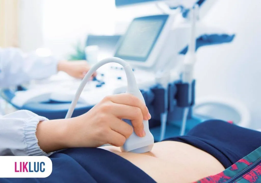 Gestante fazendo ultrassom para verificar como está o bebê com 8 semanas de gravidez 