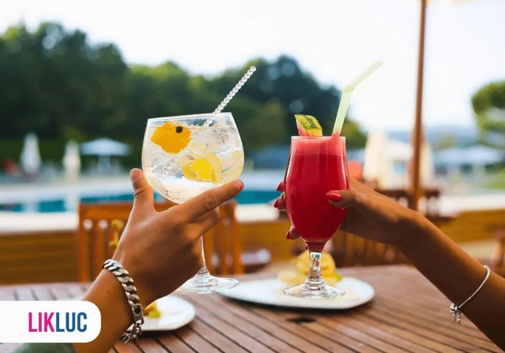 Mulheres fazendo um brinde com drinks diferentes 