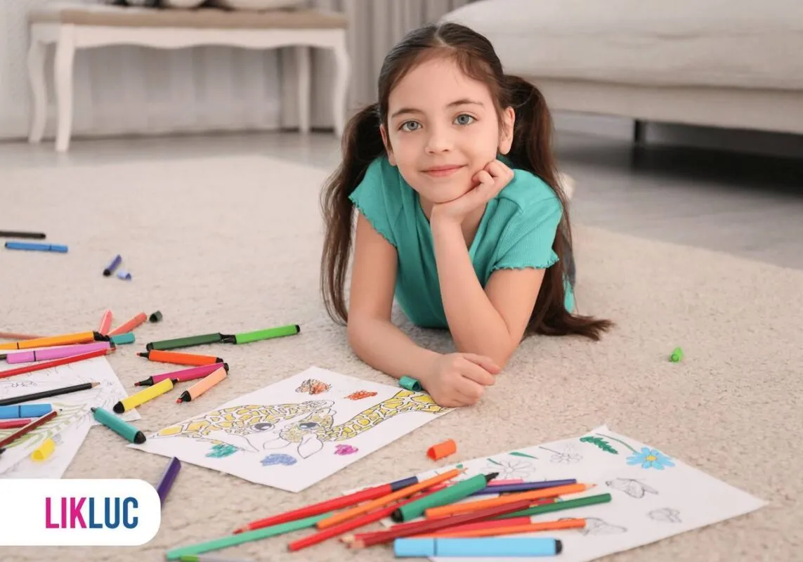 Menina Brincando no chão com lápis de colorir