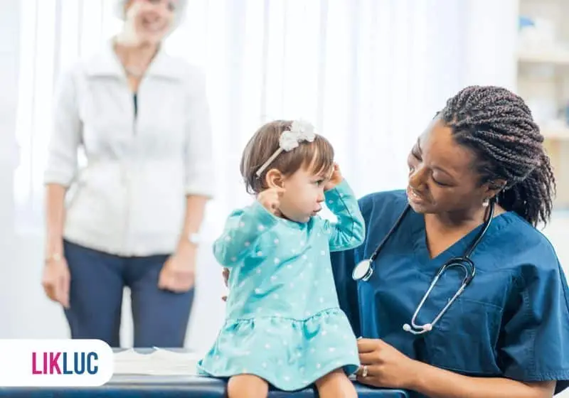 Criança consultando com sua pediatra 