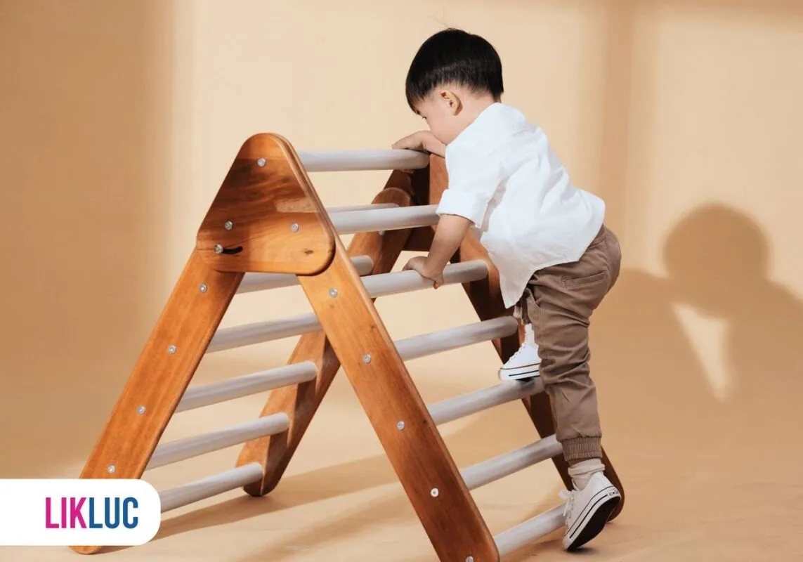 Criança subindo em escada de brinquedo
