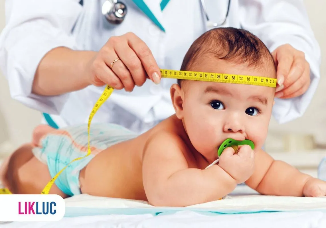 pediatra medindo cabeca de bebe 