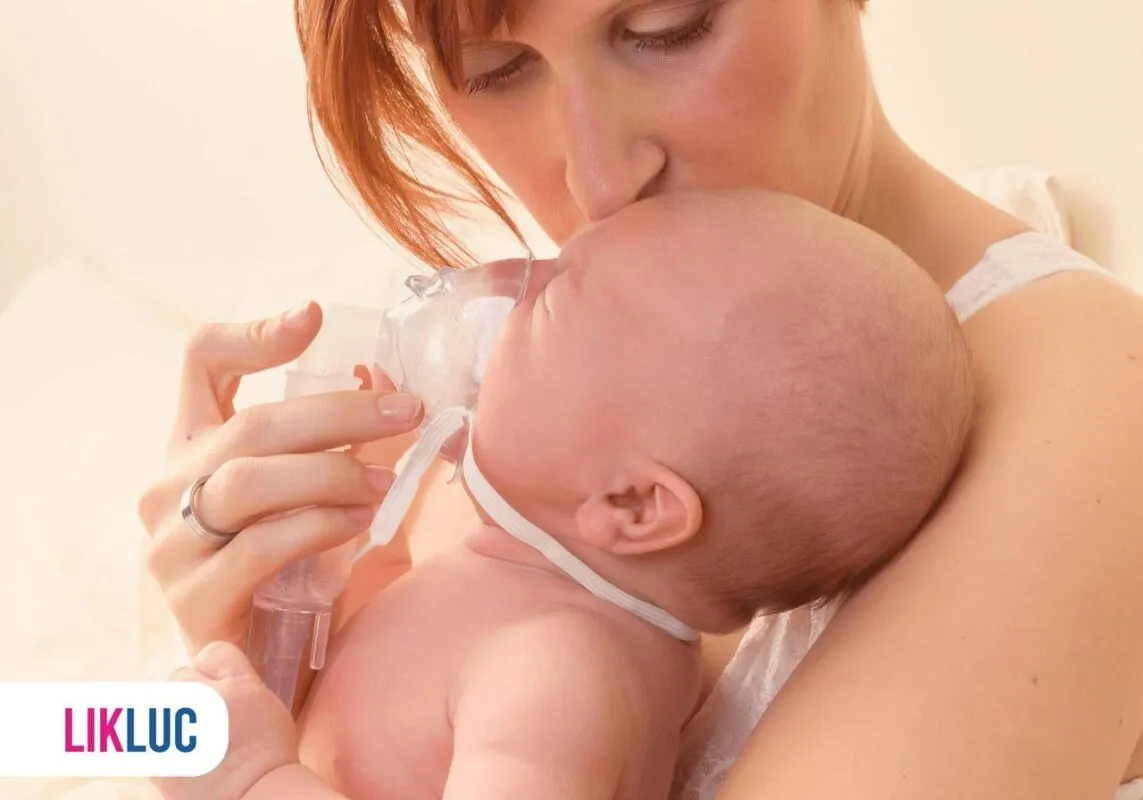 Mãe fazendo inalação em bebê no colo