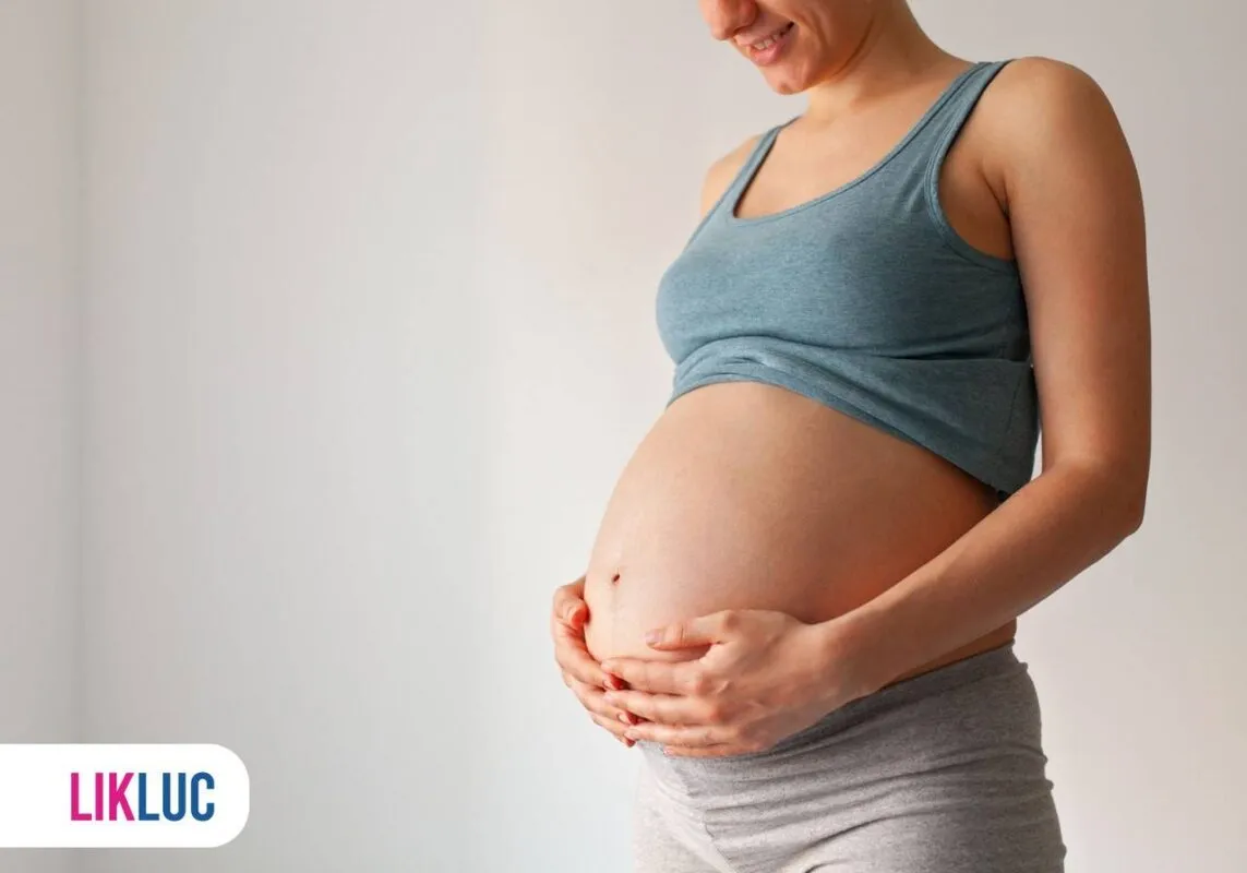 Grávida segurando a barriga