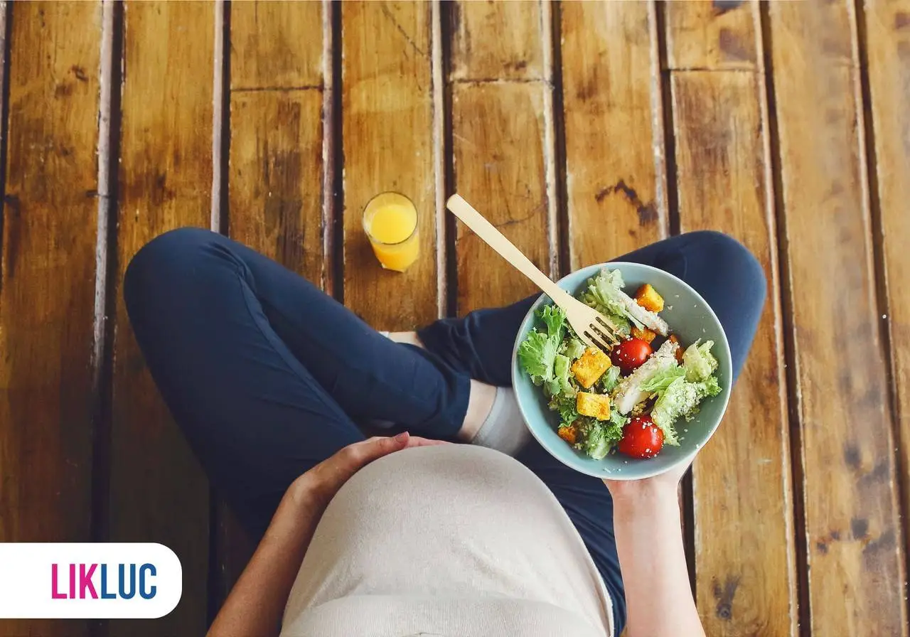 gravida comendo salada saudavel