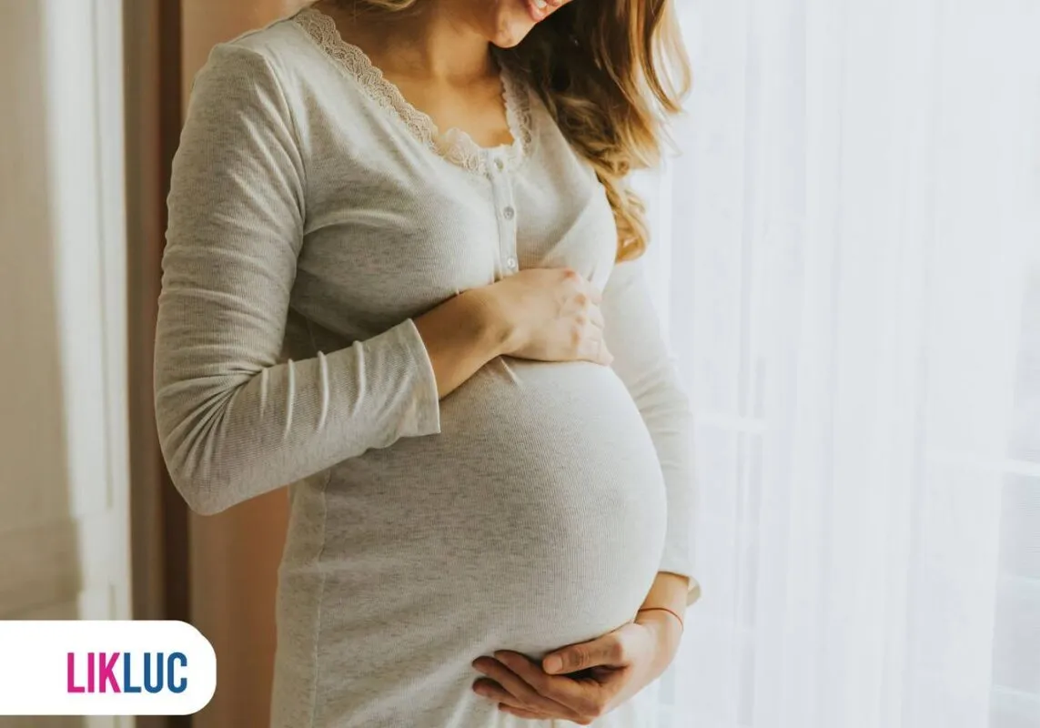 gravida segurando barriga olhando para baixo