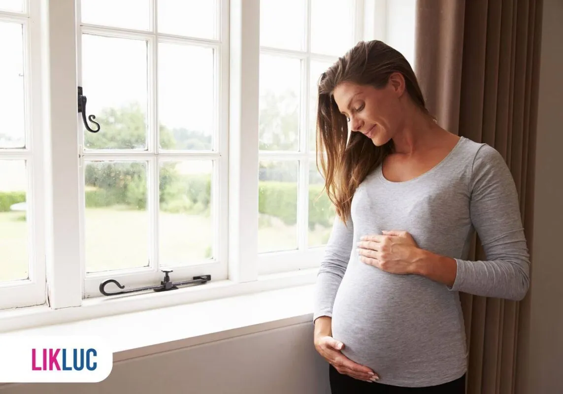 gravida segurando barriga sorrindo