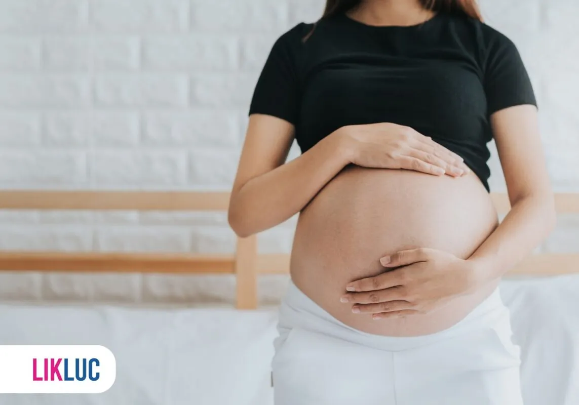 mae gestante segurando a barriga de 39 semanas