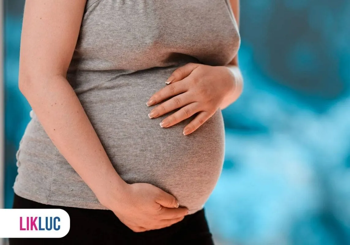 Gestante segurando a barriga ao sentir câimbras na gravidez