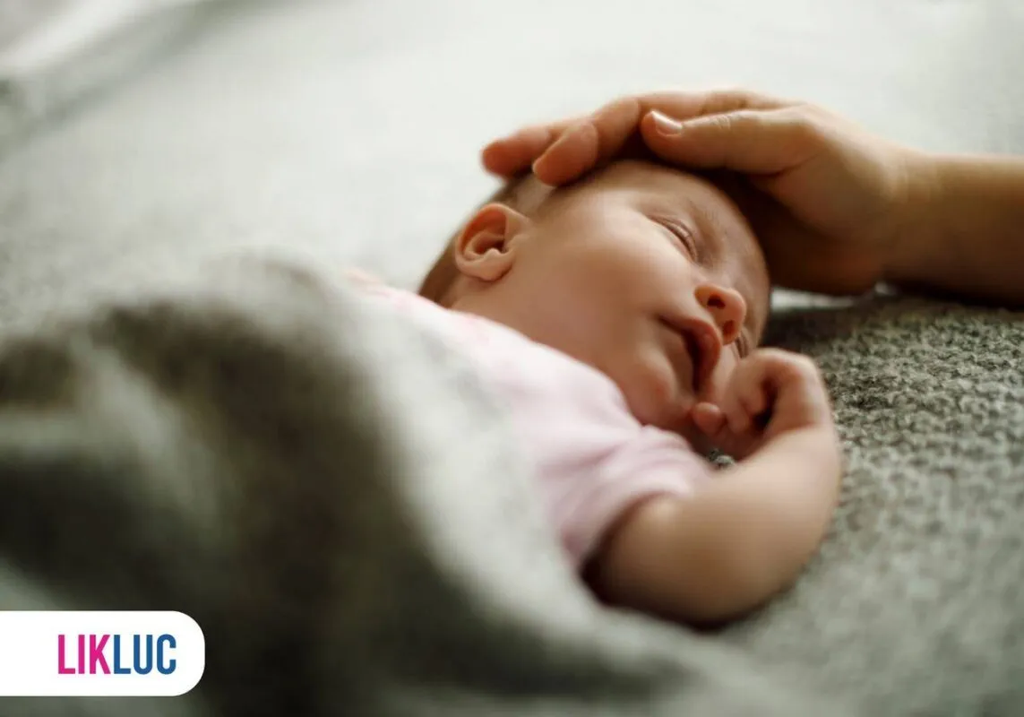 bebe dormindo de barriga para cima