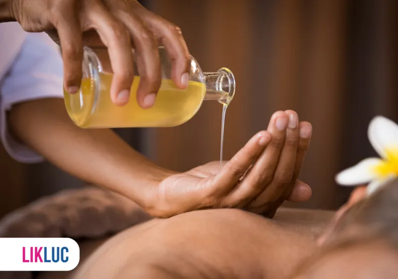 Aplicação de óleo em massagem relaxante