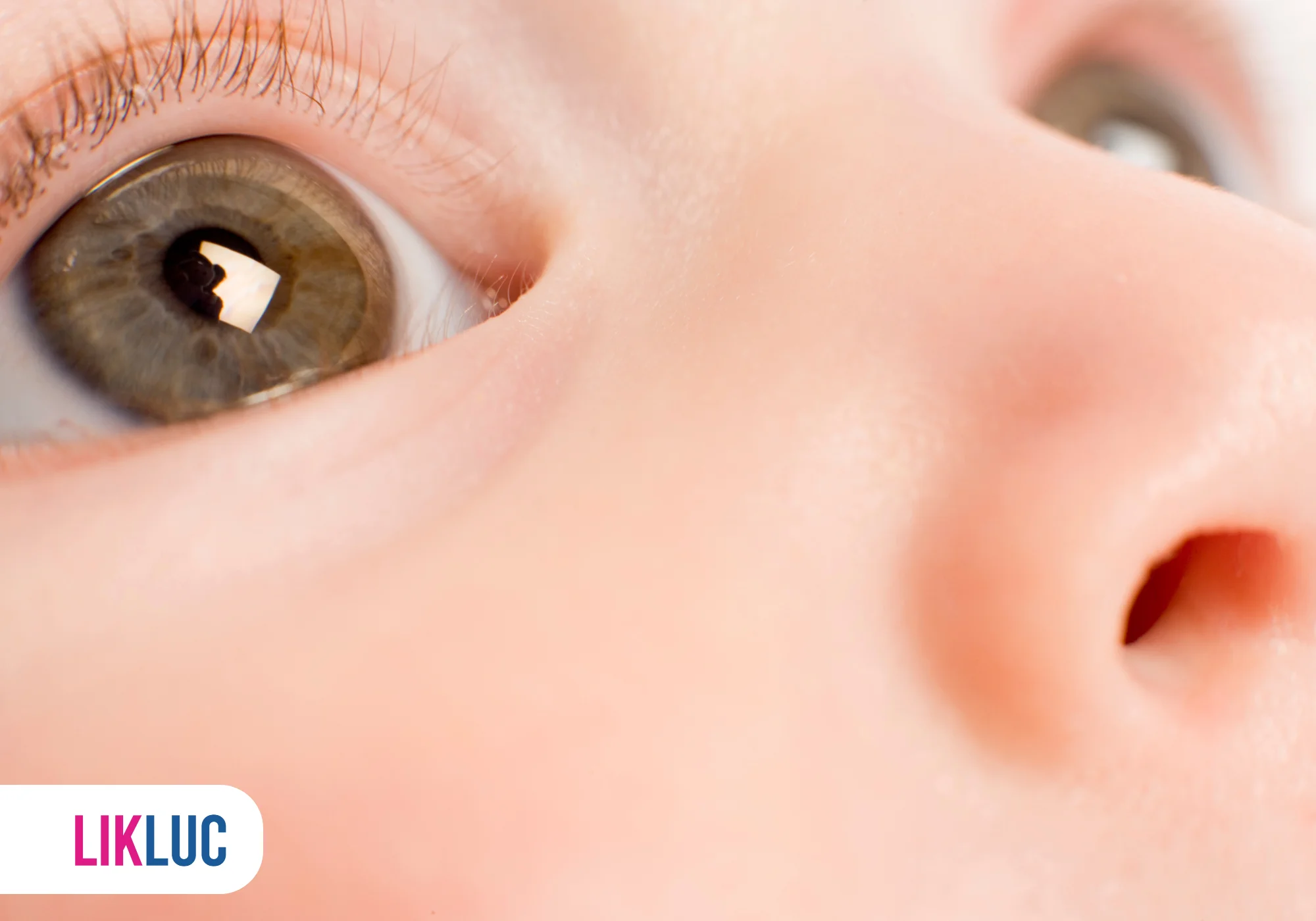 Close-up de um olho de bebê com olhar curioso