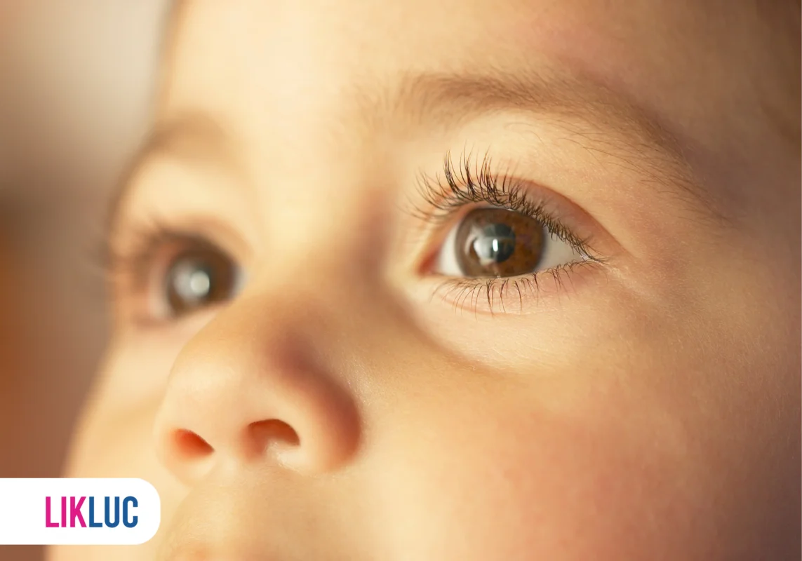 Olhos de criança com cílios longos e expressivos