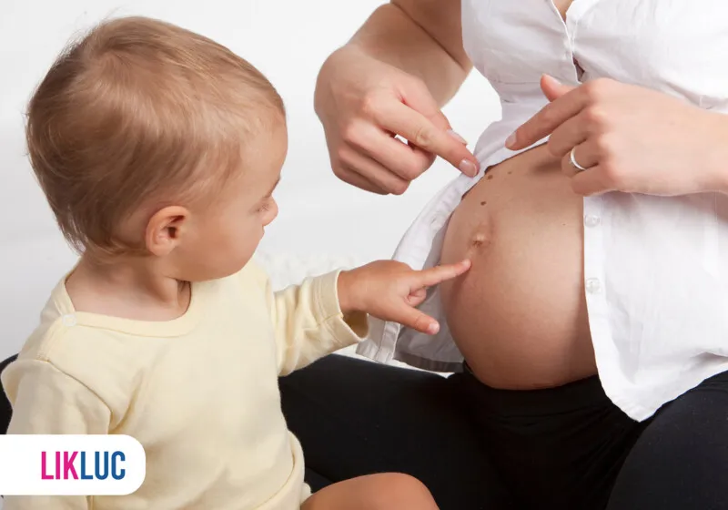 Criança toca barriga de mulher grávida
