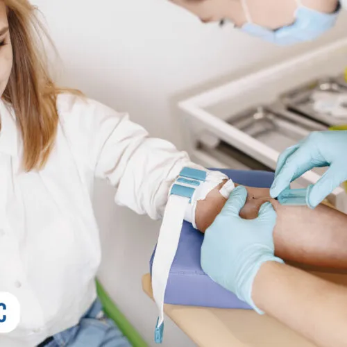 Coleta de sangue em paciente com enfermeiro