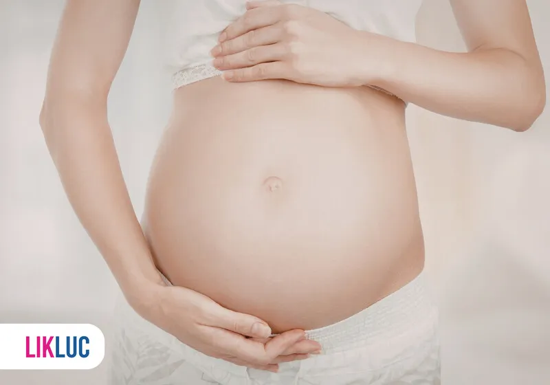 Barriga de grávida com mãos segurando a gravidez