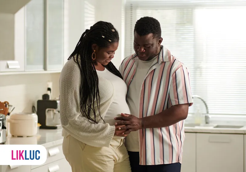 Casal alegre na cozinha esperando um bebê