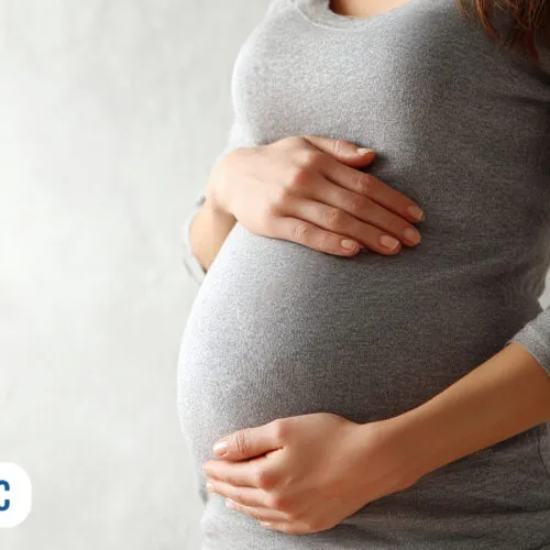 Barriga de mulher grávida segurando a barriga