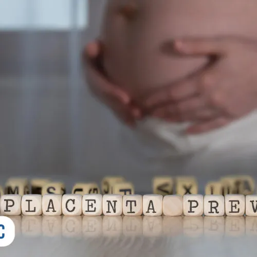 Mulher grávida com letras formando "placenta prévia".